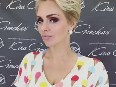 Есмер преди пластичните операции – красиво и чаровно момиче Вижте каква мацка е майка й (Снимки)