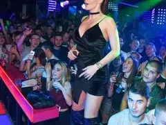 Галена лапа 100 бона, пука се от участия, няма време да се види със семейството