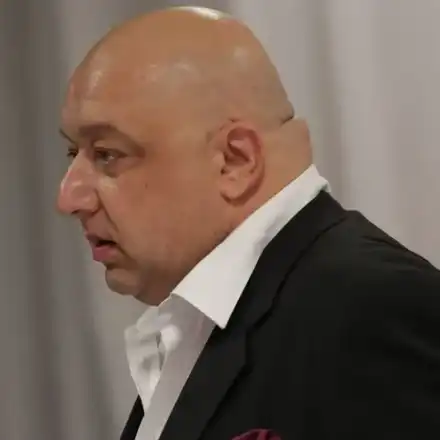 Красен Кралев се ошишка, едва се побира в колата си