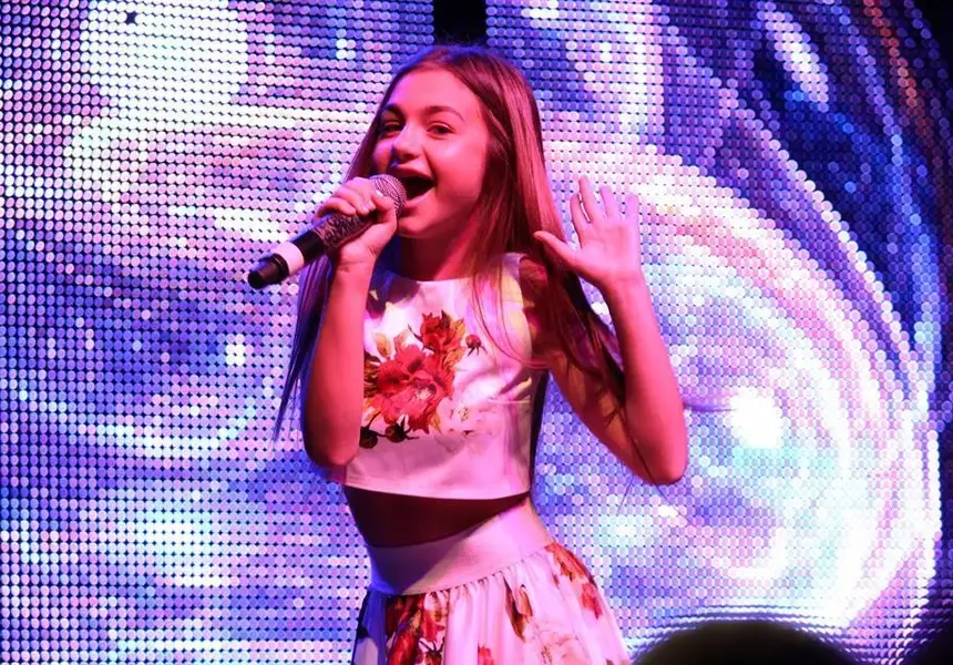 Леле, мале! Малката Крисия ближе предизвикателно близалка (Вижте мераците й да порасне бързо)