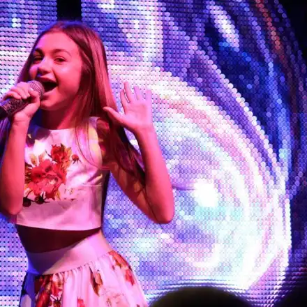 Леле, мале! Малката Крисия ближе предизвикателно близалка (Вижте мераците й да порасне бързо)