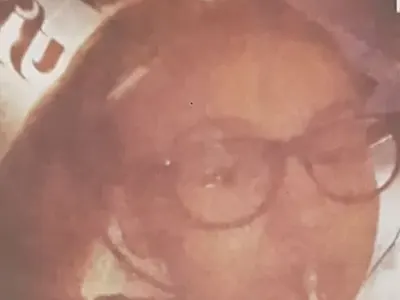 Леле, мале! Малката Крисия ближе предизвикателно близалка (Вижте мераците й да порасне бързо)