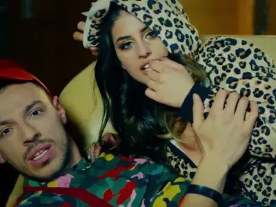 Лудия репортер разби сърцето на тийнидолката Ева