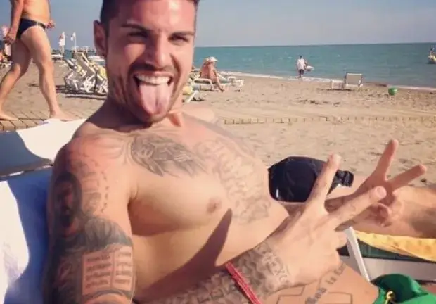 Мъже се точат на Благо Джизъса! Свалят го, след като Есмер намекна, че е мека китка