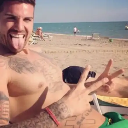 Мъже се точат на Благо Джизъса! Свалят го, след като Есмер намекна, че е мека китка