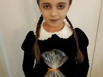 Марая на Мария се маскира като дъщерята на Мортиша Адамс за Хелоуин (Виж и арт картичката й за маскарада)