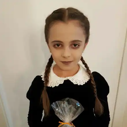 Марая на Мария се маскира като дъщерята на Мортиша Адамс за Хелоуин (Виж и арт картичката й за маскарада)