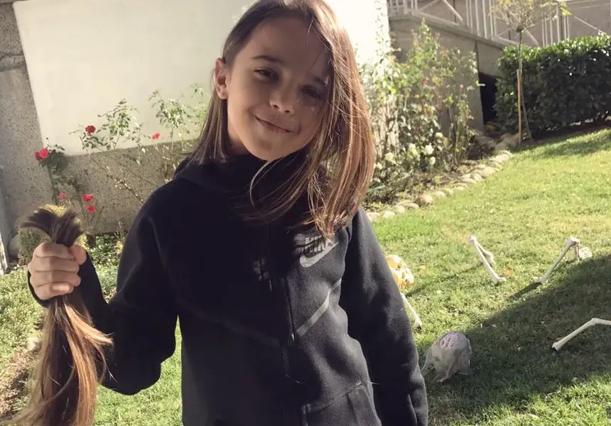 Марая отряза дългата си коса и я дари на нуждаеща се от помощ дама (СНИМКИ)