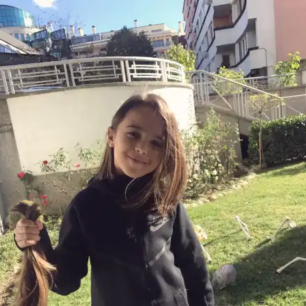 Марая отряза дългата си коса и я дари на нуждаеща се от помощ дама (СНИМКИ)