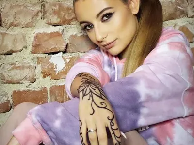 Михаела натиска новия пред погледа на бившия