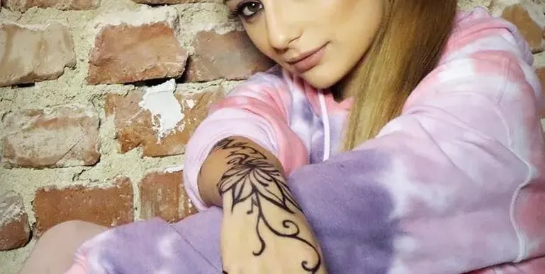 Михаела натиска новия пред погледа на бившия