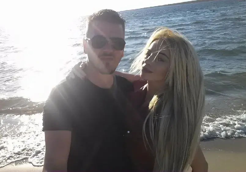 Мис Джуки издържа мъжа си, заведе го на меден месец с парите от сватбата