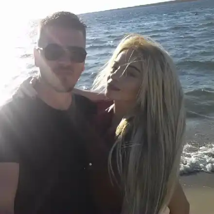 Мис Джуки издържа мъжа си, заведе го на меден месец с парите от сватбата