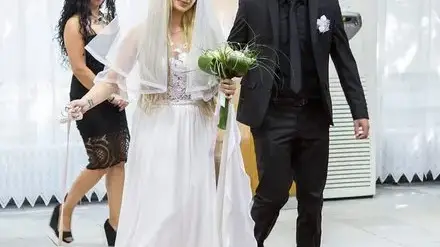 Мис Джуки продава булчинската си рокля за 50 лева -  купила я за 5 бона