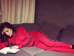 Нова мода в чалгата - певици се снимат с книги. Преслава показа първа, че може да чете!