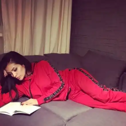 Нова мода в чалгата - певици се снимат с книги. Преслава показа първа, че може да чете!