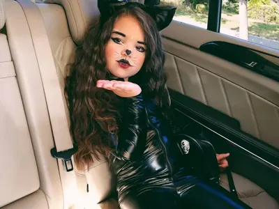 Отново е топ! Никол на Николета Лозанова се преобрази в Жената котка за Хелоуин (Вижте колко е готина)