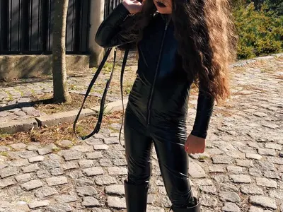 Отново е топ! Никол на Николета Лозанова се преобрази в Жената котка за Хелоуин (Вижте колко е готина)