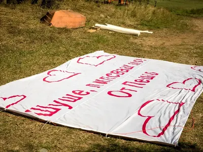 Парапланерист долетя във „Фермата“  с любовно послание!