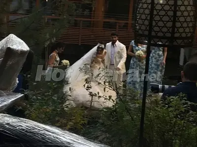 Само в HotArena: Първи кадри от сватбата на Фики! Ето я булчинската рокля на Гюлджан. Вижте как се облякла и кумата Галена (Папарашки снимки + ВИДЕО)