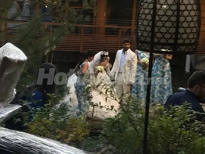 Само в HotArena: Първи кадри от сватбата на Фики! Ето я булчинската рокля на Гюлджан. Вижте как се облякла и кумата Галена (Папарашки снимки + ВИДЕО)