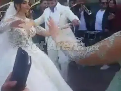 Само в HotArena: Първи кадри от сватбата на Фики! Ето я булчинската рокля на Гюлджан. Вижте как се облякла и кумата Галена (Папарашки снимки + ВИДЕО)