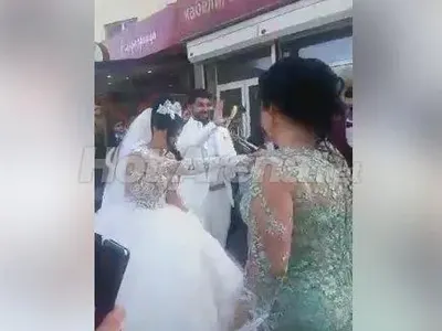 Само в HotArena: Първи кадри от сватбата на Фики! Ето я булчинската рокля на Гюлджан. Вижте как се облякла и кумата Галена (Папарашки снимки + ВИДЕО)