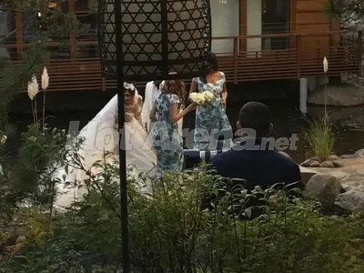 Само в HotArena: Първи кадри от сватбата на Фики! Ето я булчинската рокля на Гюлджан. Вижте как се облякла и кумата Галена (Папарашки снимки + ВИДЕО)