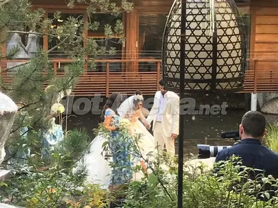 Само в HotArena: Първи кадри от сватбата на Фики! Ето я булчинската рокля на Гюлджан. Вижте как се облякла и кумата Галена (Папарашки снимки + ВИДЕО)