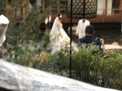 Само в HotArena: Първи кадри от сватбата на Фики! Ето я булчинската рокля на Гюлджан. Вижте как се облякла и кумата Галена (Папарашки снимки + ВИДЕО)