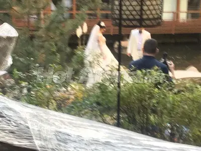 Само в HotArena: Първи кадри от сватбата на Фики! Ето я булчинската рокля на Гюлджан. Вижте как се облякла и кумата Галена (Папарашки снимки + ВИДЕО)