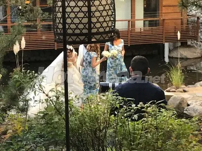 Само в HotArena: Първи кадри от сватбата на Фики! Ето я булчинската рокля на Гюлджан. Вижте как се облякла и кумата Галена (Папарашки снимки + ВИДЕО)