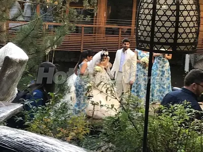 Само в HotArena: Първи кадри от сватбата на Фики! Ето я булчинската рокля на Гюлджан. Вижте как се облякла и кумата Галена (Папарашки снимки + ВИДЕО)