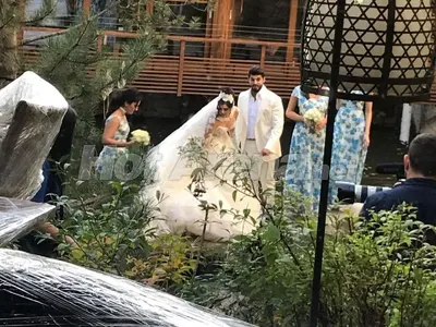 Само в HotArena: Първи кадри от сватбата на Фики! Ето я булчинската рокля на Гюлджан. Вижте как се облякла и кумата Галена (Папарашки снимки + ВИДЕО)