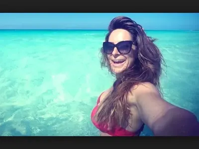 Сани Жекова ощастливи феновете си, показа им силиконовите си бомби