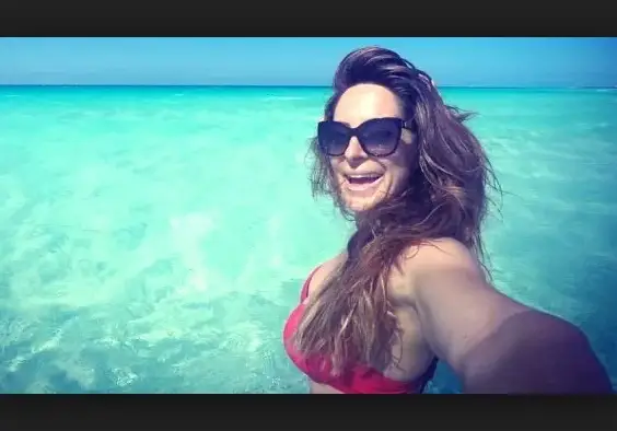 Сани Жекова ощастливи феновете си, показа им силиконовите си бомби