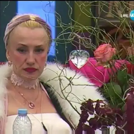 Сашка Васева тотално е скъсала джоба! Певицата с  дрехи назаем в Брадъра