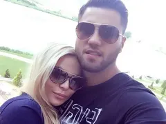 Сензационно! Мастит любовник издържа Деси Слава и младото й гадже