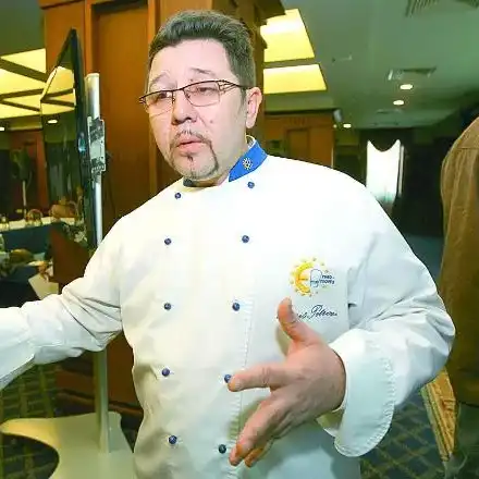 Шеф Петров бил на крачка от ТВУ, продавал по 400 сандвича и китайска храна