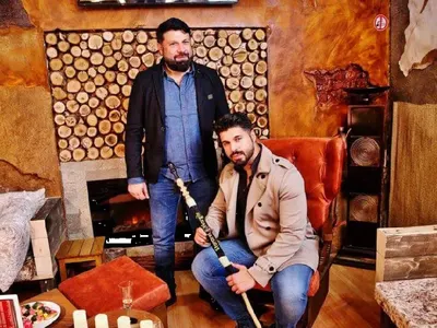 Скандал! Кой разреши на Фики да трови с наргиле бар на 20 метра от училище? (Снимки)