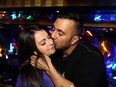 Скандално! Коцето награби и разцелува мистериозна брюнетка (Снимки)