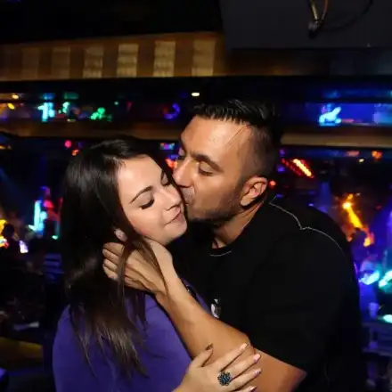 Скандално! Коцето награби и разцелува мистериозна брюнетка (Снимки)