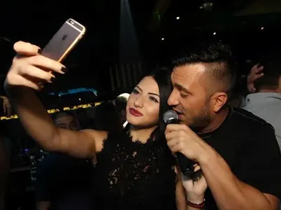 Скандално! Коцето награби и разцелува мистериозна брюнетка (Снимки)