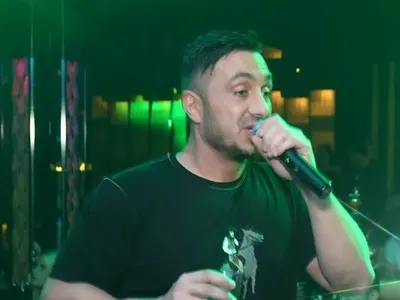 Скандално! Коцето награби и разцелува мистериозна брюнетка (Снимки)