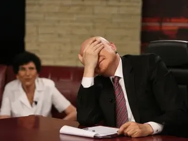 Слави поля 51-вия си рожден ден в ресторанта на изискан хотел с родата