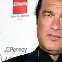 Стивън Сегал тормозел колежка за секс (Обещавал й роли срещу ласки)