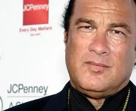 Стивън Сегал тормозел колежка за секс (Обещавал й роли срещу ласки)