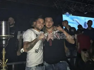 Тежки дни за Деси Слава! Тя огромна си стои вкъщи, Благой вилнее по кръчмите (Фото)