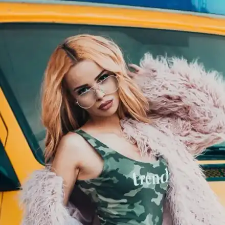 В брутален чат Сузанита предлага ласки на непознат батко! (Вулгарните й изцепки вижте в галерията)