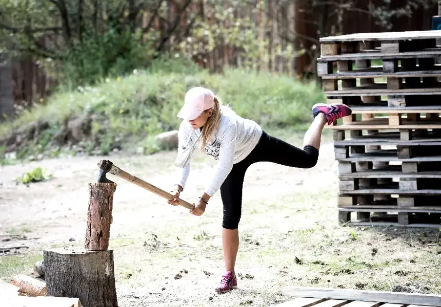 Валерия от „Фермата“ цепи дърва  като корав дървосекач